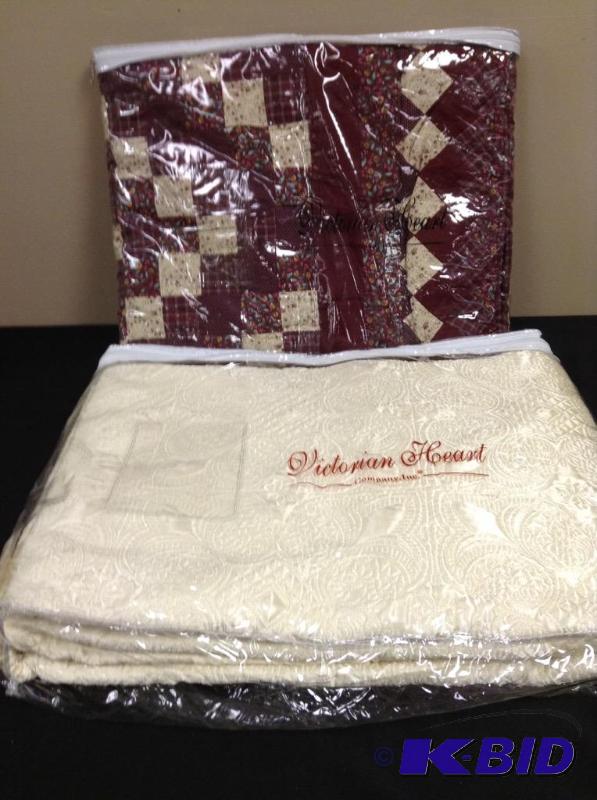 lot 174 image: Lot of queen size quilt and throw