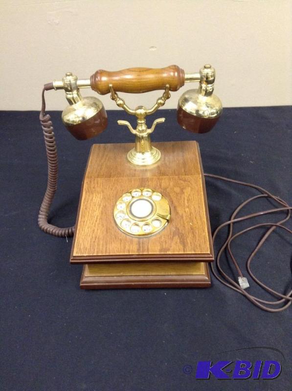 lot 32 image: Reproduction old phone