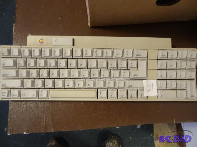 lot 1 image: Apple IIGS Keyboard 658-4081...