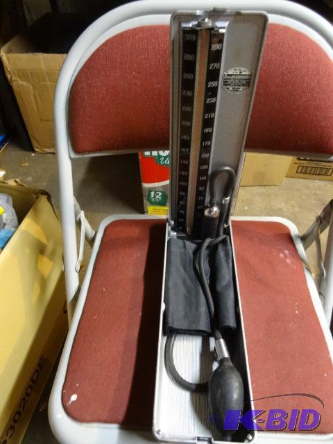 lot 104 image: Vintage Baumenometer Sphygmometer Model 300...