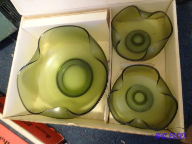 lot 34 image: Vintage Console Serving Set in box...