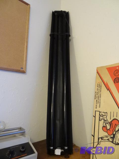 lot 78 image: 2 Bulb 4 Fluorescent Blacklight...