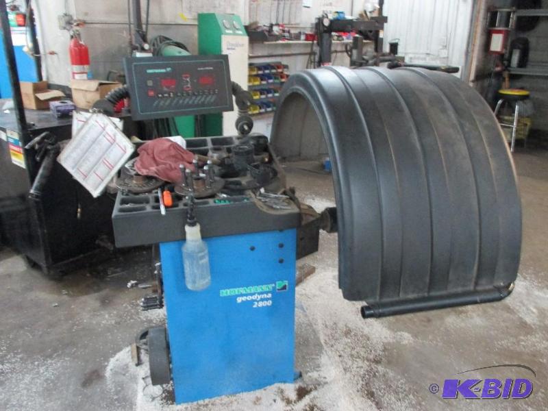 lot 11 image: Hoffman geodyne 2800 wheel balancer, fully fu...