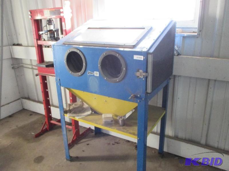 lot 23 image: Sandblast cabinet...