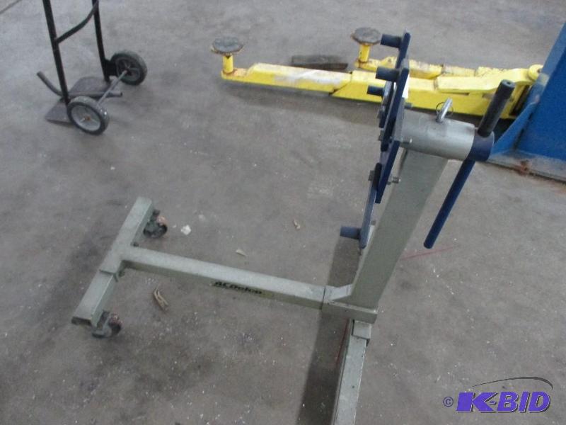 lot 40 image: Engine stand...
