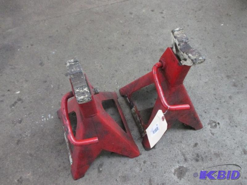lot 48 image: jack stands...