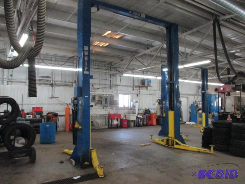lot 6 image: Whip 15000lb two post hoist. Very heavy duty....