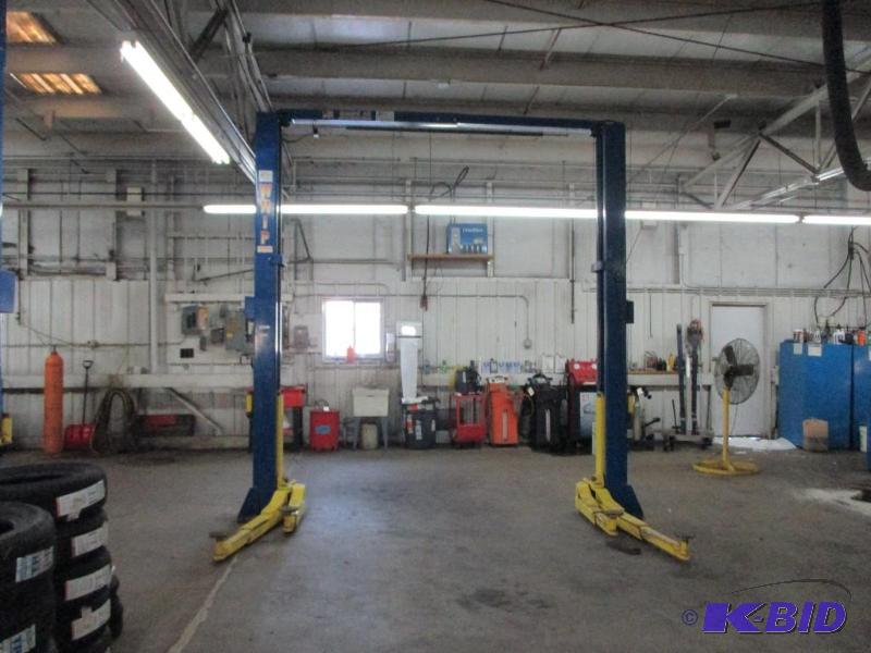 lot 7 image: Whip 10000lb two post hoist. Very heavy duty....