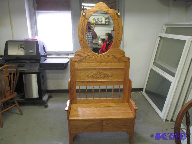 lot 19 image: Oak Country Style Entryway Bench