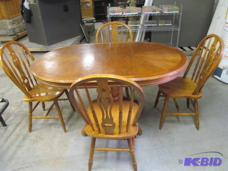lot 26 image: Oak Dining Table, Oval