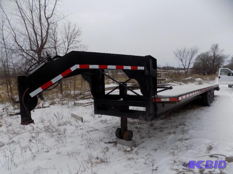 lot 4 image: 32 Gooseneck Trailer