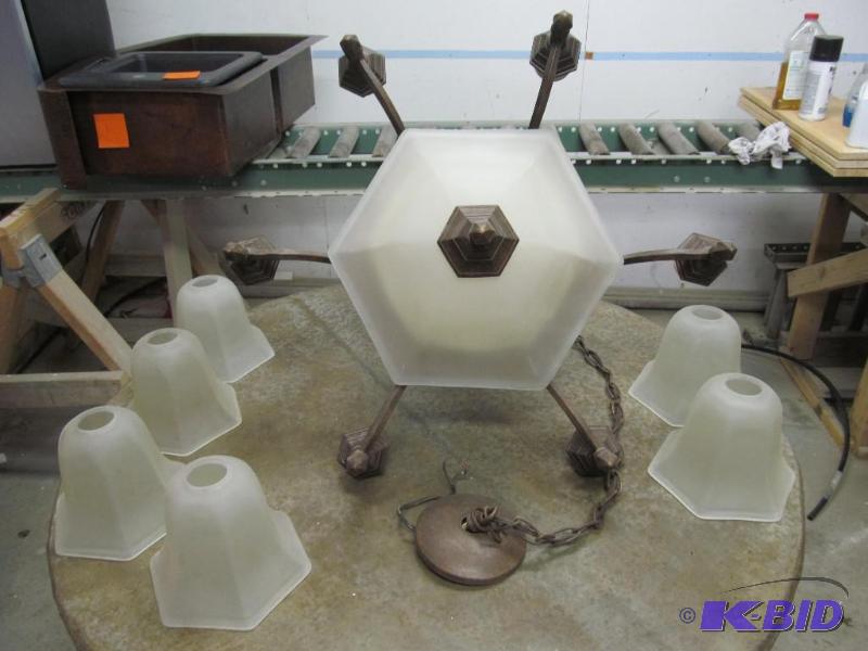 lot 5 image: Large Chandelier