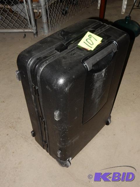 lot 109 image: American Tourister Hard plastic suit case