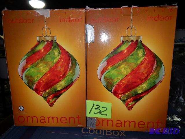 lot 132 image: 2, 10 bulb lighted ornaments
