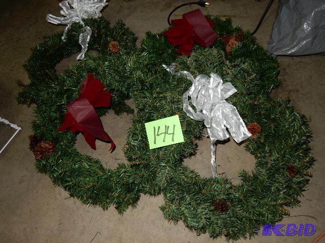 lot 144 image: 4, 16 in wreaths
