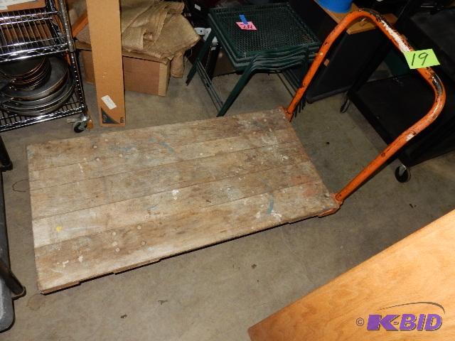 lot 19 image: Rolling cart