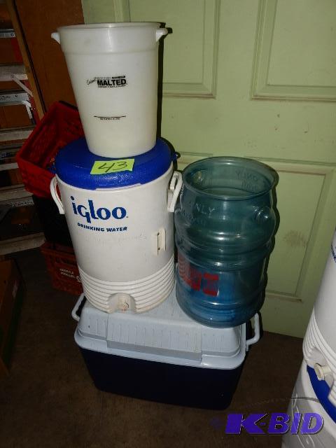 lot 43 image: Coolers, Ice Bucket 8 qt plastic measure