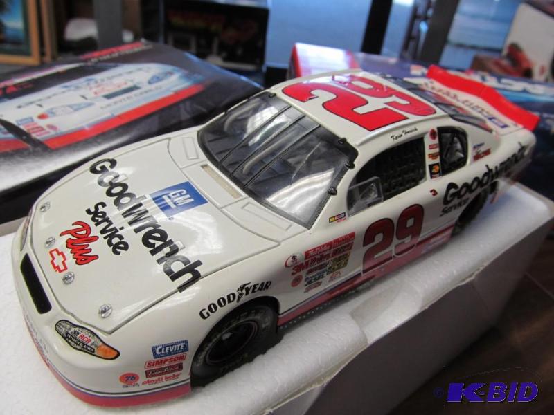 lot 10 image: 2001 Kevin Harvick #29 GMGW Service Plus Rookie Car 124 Clear Window Car by Action