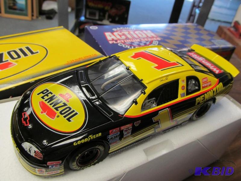 lot 12 image: 1998 Steve Park #1 Pennzoil Reverse Colors 124 Clear Window Car Limited Edition by Action