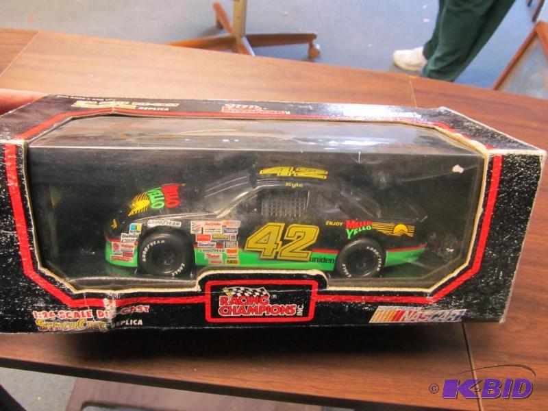 lot 18 image: 1991 Kyle Petty #42 Mellow Yellow 124 Clear Window Car by Racing Champions
