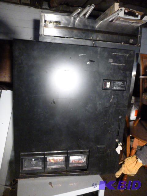 CA Vending Machine Model 48-16A103A - For pop