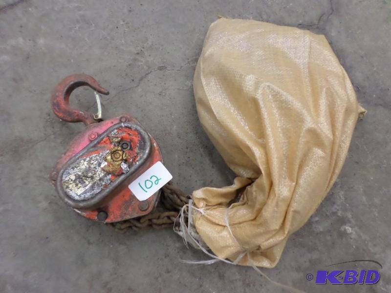 lot 102 image: CM Series 622 1-Ton Chain Hoist...
