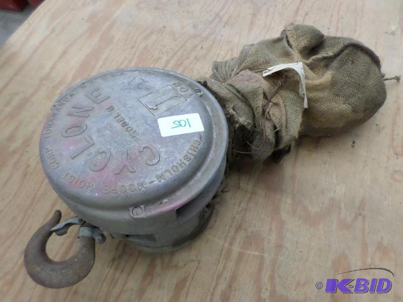 lot 105 image: Cyclone 1-Ton Chain Hoist...