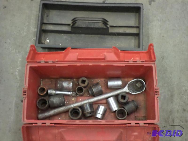 lot 71 image: Plastic Toolbox With 34" Ratchet & ...