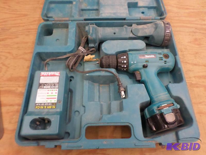 lot 83 image: Makita 6213D 12Volt Cordless Tool Set...