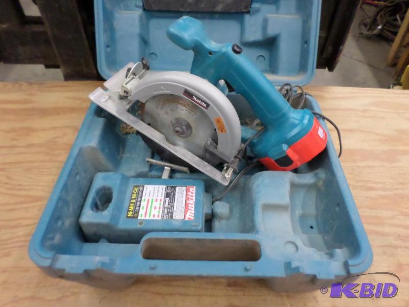 lot 84 image: Makita 5620D 18Volt 6.5" Circular Saw Se...