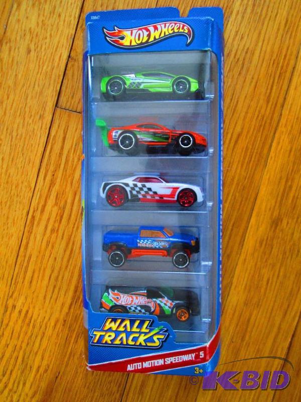 lot 18 image: Hot Wheels auto motion speedway 5 pack of car...