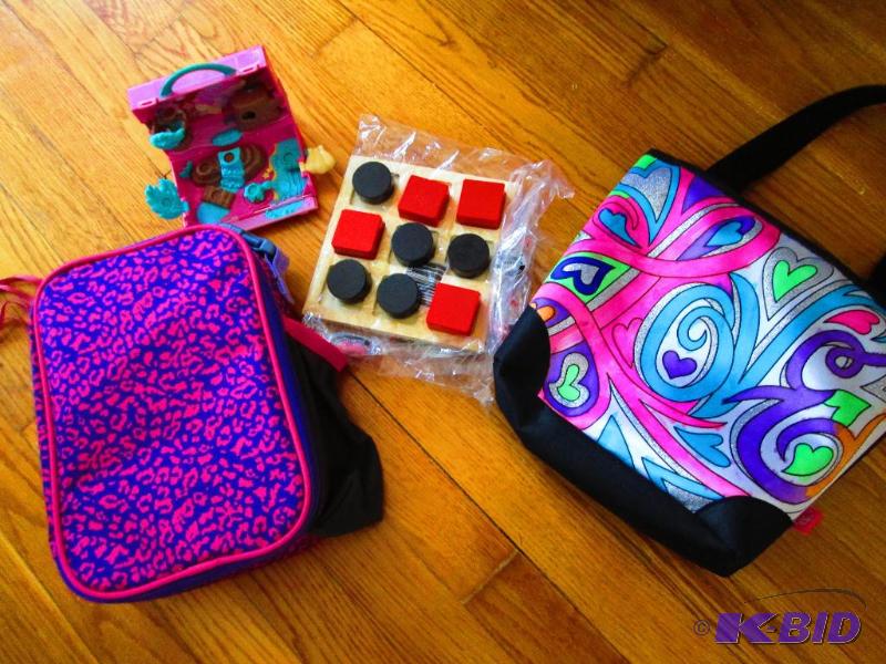 lot 33 image: Toys, a purse and insulated lunch bag for kid...
