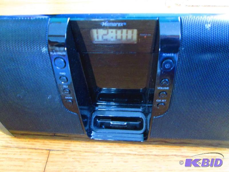 lot 6 image: Memorex iPod desktop speaker with clock. Mode...