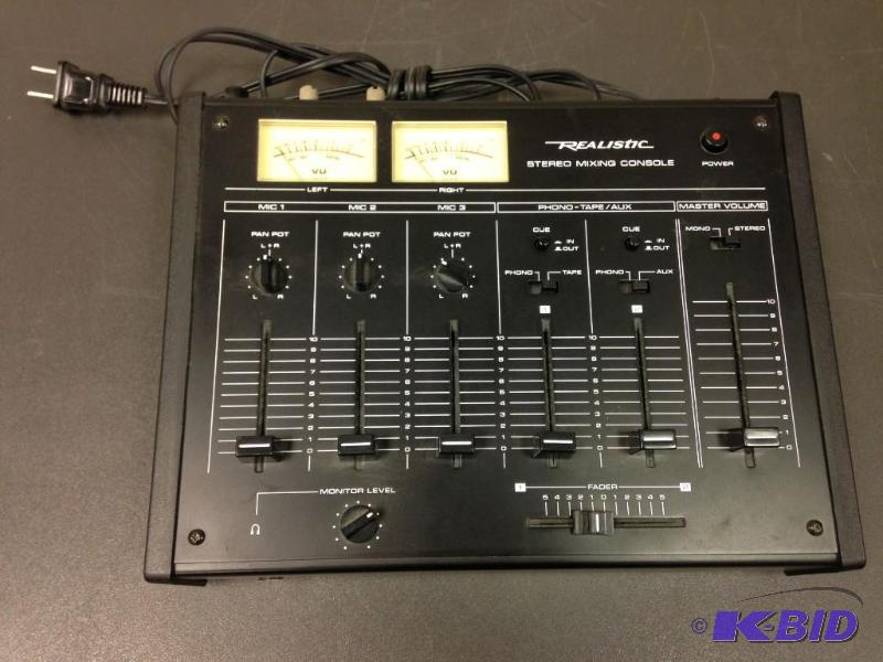 lot 33 image: Realistic Stereo Mixer 32-1200B DJ Mixing Con...