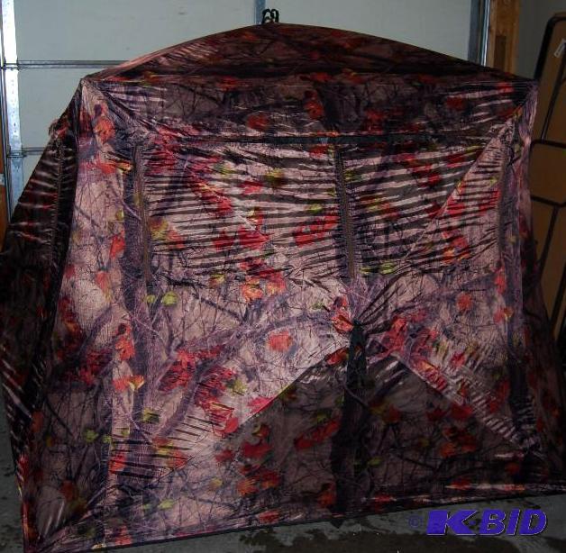 lot 2 image: Flare Out 5 Hub Blind, 78 x 78 x 66 tall, bot...