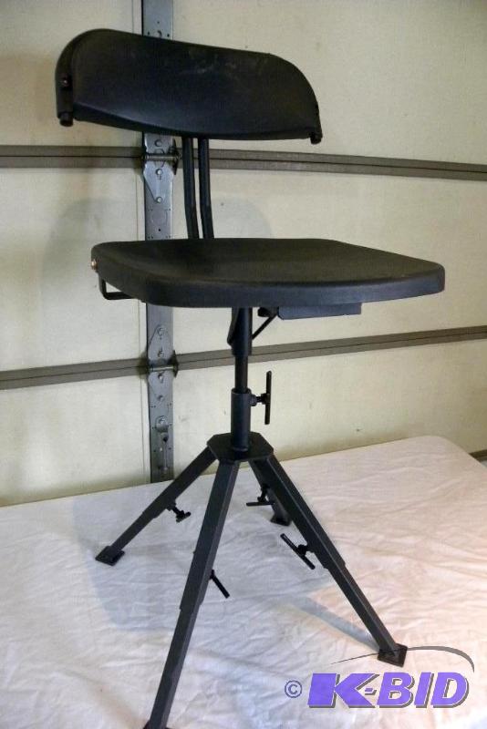 lot 53 image: Ground Blind Seat, 4 steel adjustable legs, 3...