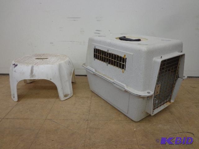 lot 129 image: Pet Kennel   Medium Kennel - Cream Color  21&...