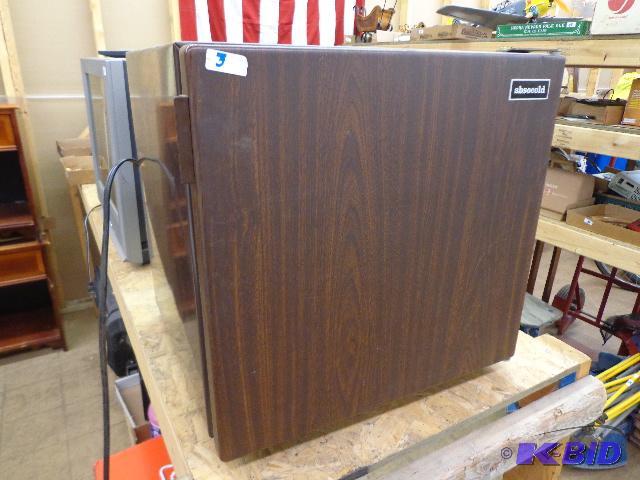 lot 3 image: Absocold Refrigerator   Model AR021MG13R  120...