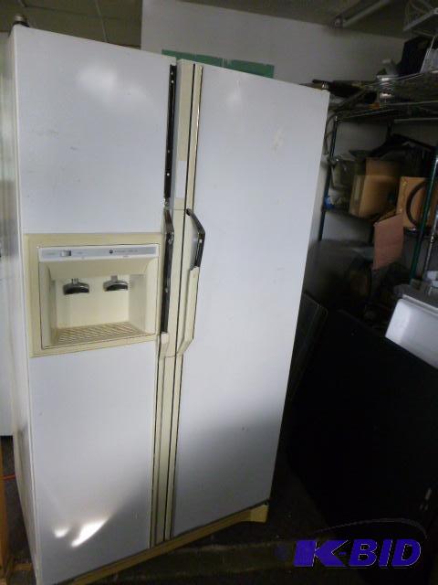 lot 34 image: Side by Side RefrigeratorFreezer With ice an...