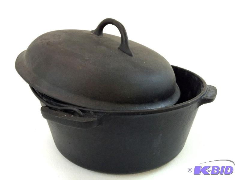 lot 19 image: No. 8 Cast Iron Kettle with Lid - OBrien & OBrien Chicago, Ill.