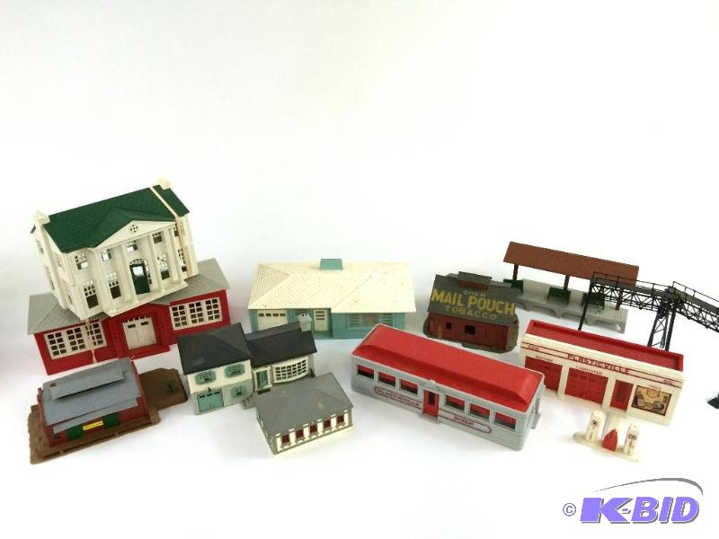 lot 1 image: Large lot of collectable HO Scale Plastic buildings