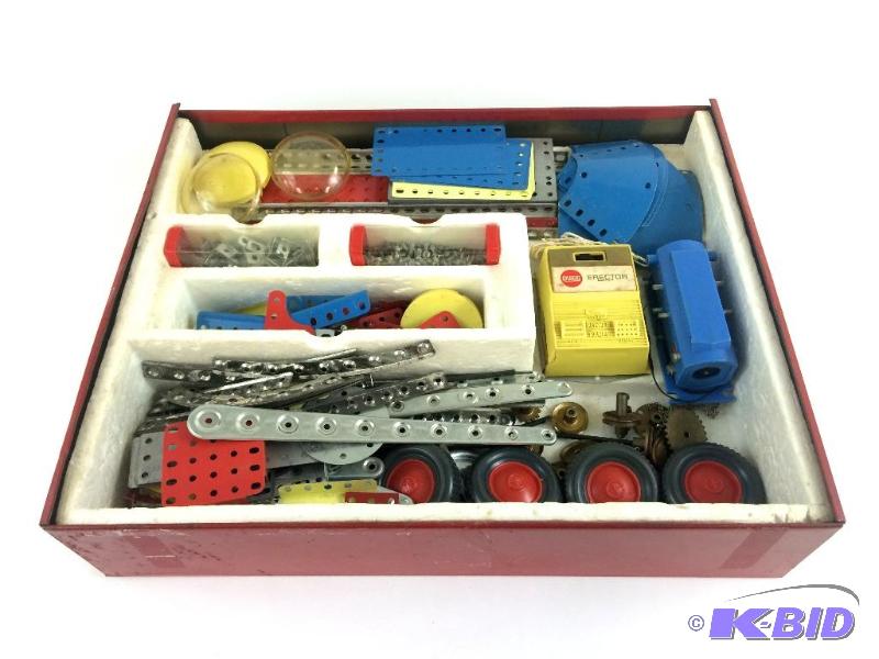 lot 20 image: Vintage Gllbert Erector Set - Ca. 1950s