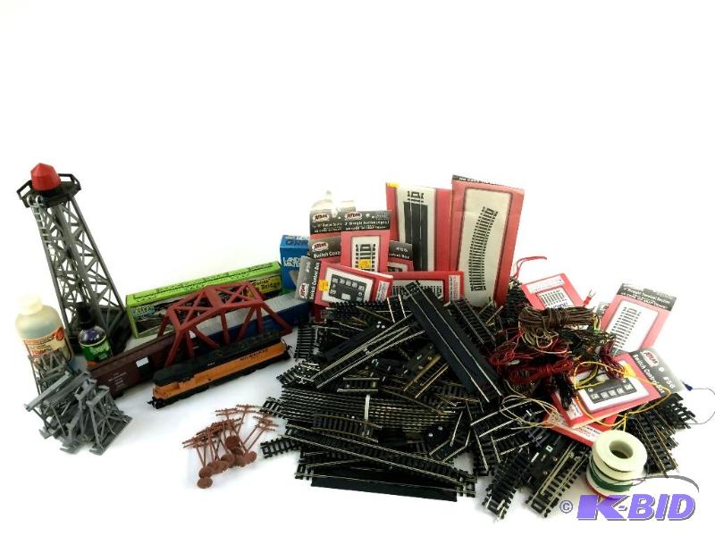 lot 22 image: Large Lot of  Vintage HO Scale Railroad items.
