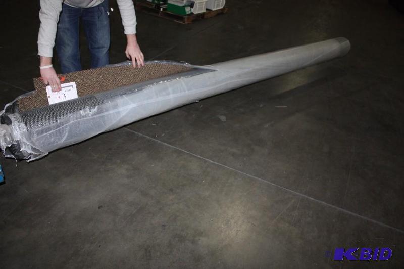 lot 3 image: Roll of Commercial Grade Carpet MarroonGreenBrown