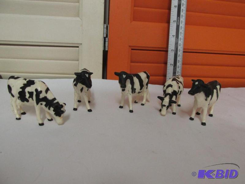 5 ERTL COWS - 2 have Hearts and 1 has a Diamond on the Forehead