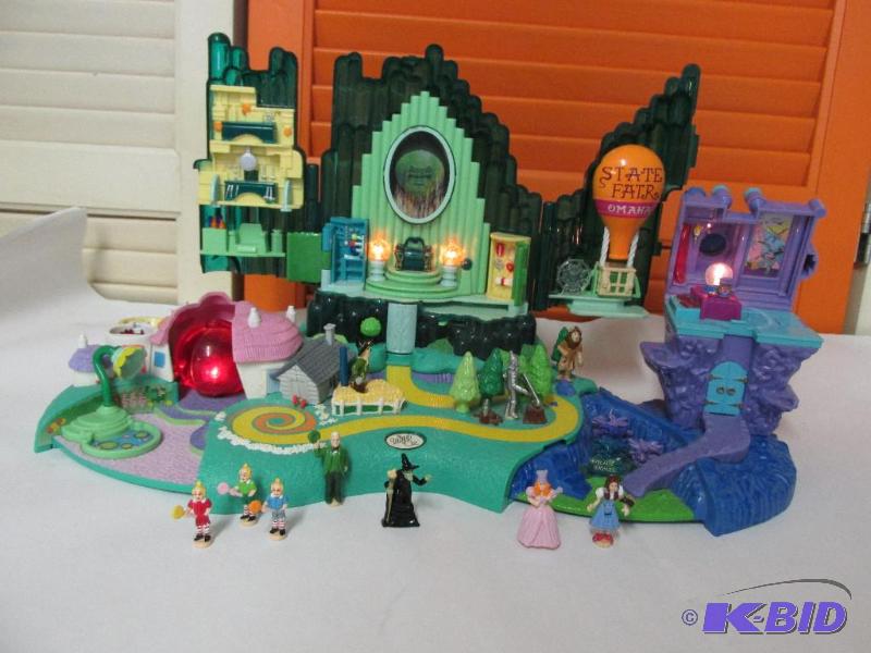 Wizzard of Oz With all the Characters Runs on Batteries.