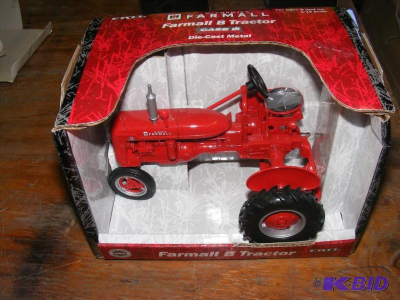 116 Ertl IH  Model B Tractor NEW in Box