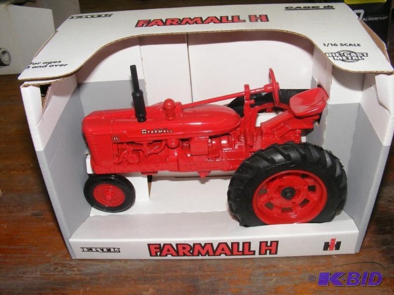 116 Ertl IH  Model H Red Tractor NEW in Box