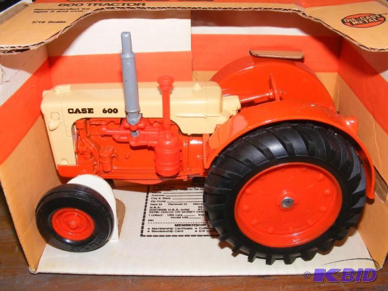 116 Ertl CASE Model 600 Orange Tractor NEW in box