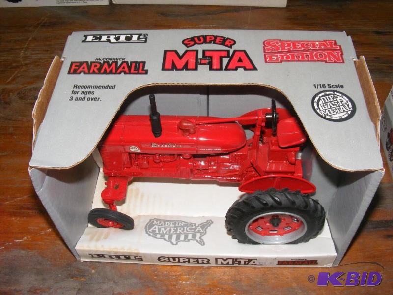 116 Ertl IH  Model Super M-TA Red Tractor NEW in box